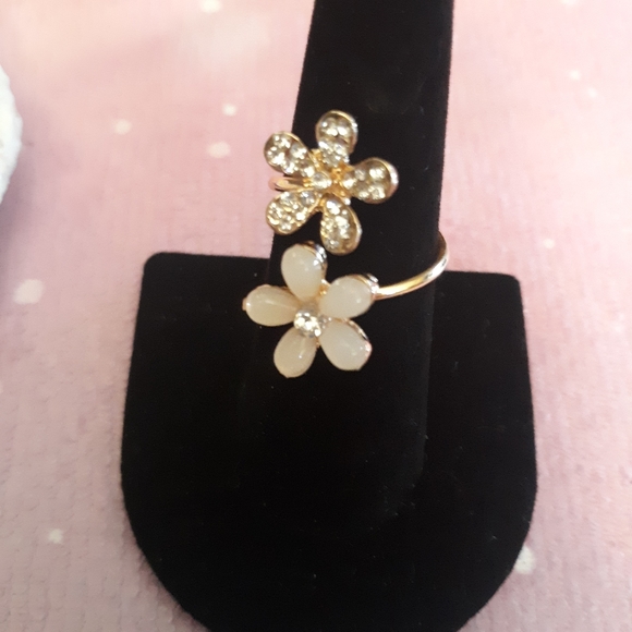 Dainty Daisy Ring  - Adjustable - ⭐⭐⭐⭐⭐ - Picture 8 of 12